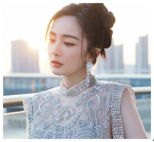 娱乐吃瓜明星头发,揭秘娱乐圈“瓜王”的发型演变史